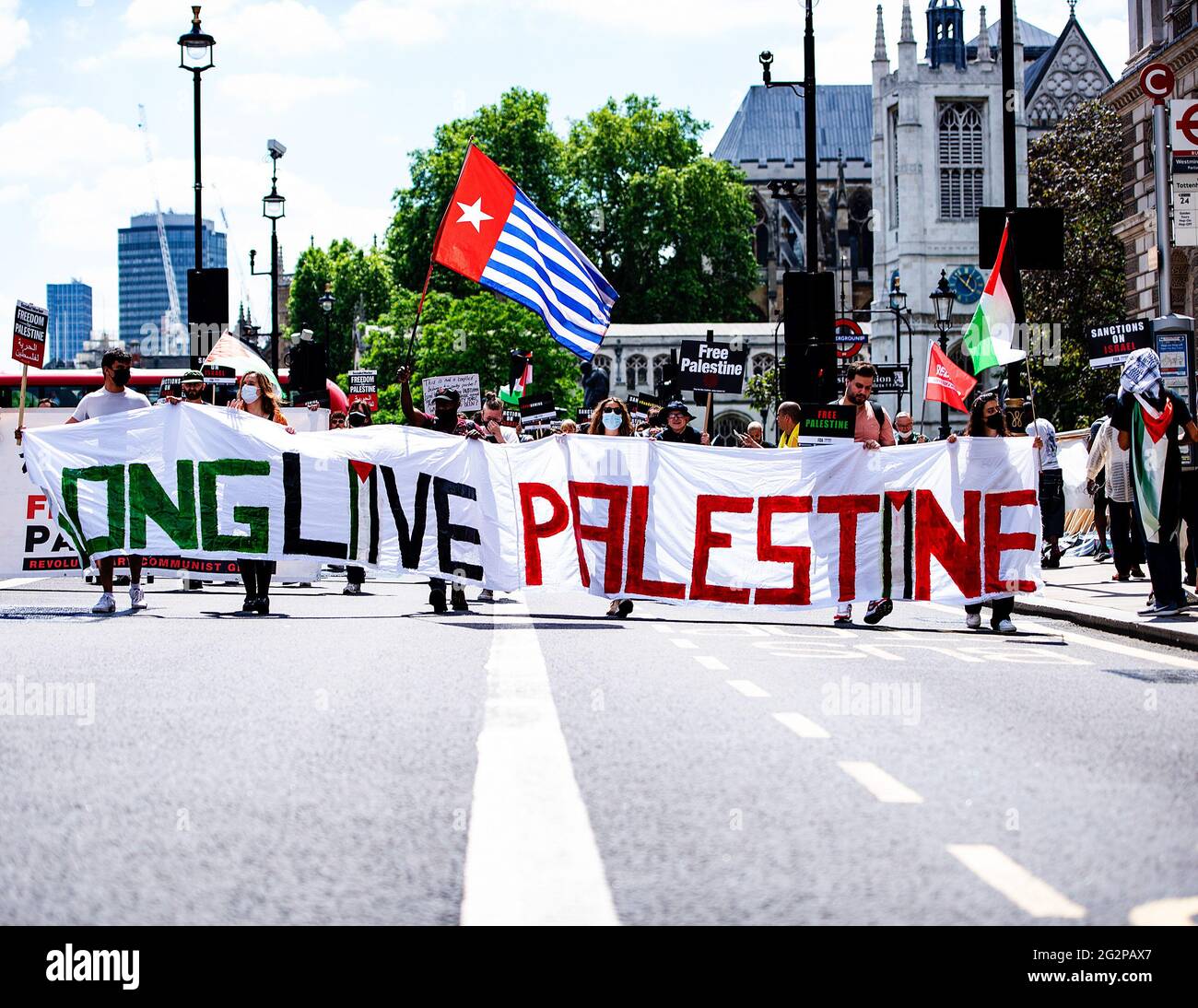 Londra, Regno Unito. 12 giugno 2021. I manifestanti marciano lungo Whitehall mentre tenevano un grande cartello con la scritta Long Live Palestine durante una manifestazione che chiede giustizia per la Palestina. Dal maggio 2021 Israele ha lanciato 11 giorni di bombardamenti aerei a Gaza, uccidendo 248 persone, di cui 66 bambini e lasciando più di 1,900 feriti. Inoltre, i bombardamenti di Hamas in Israele nello stesso periodo hanno ucciso 12 civili, tra cui due bambini. Molti gruppi pro-palestinesi hanno protestato nelle città di tutto il mondo. Credit: SOPA Images Limited/Alamy Live News Foto Stock