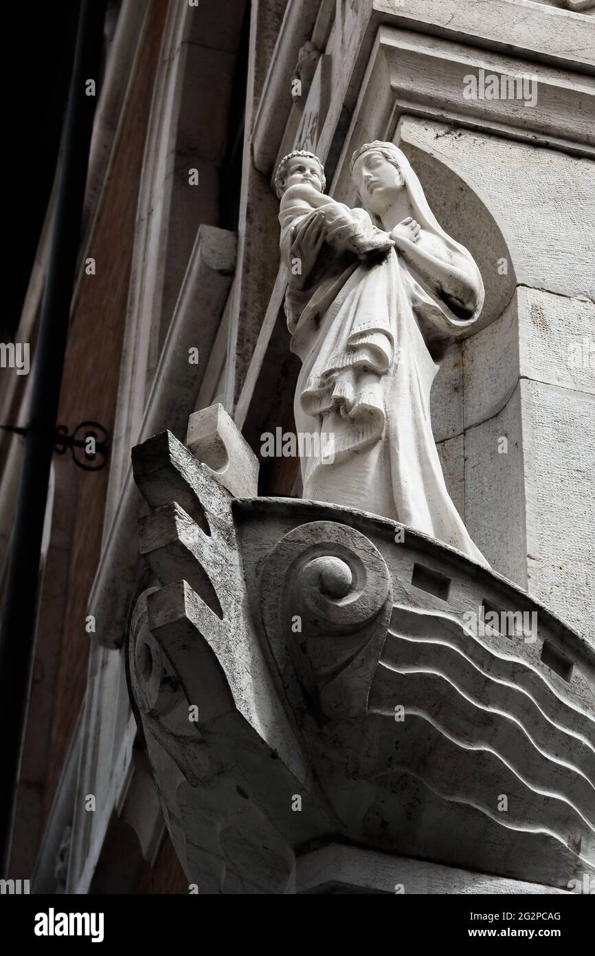 Antico santuario votivo a forma di nave all'angolo di un edificio storico nel centro di lucca (toscana, Italia), con la statua vergine di maria Foto Stock