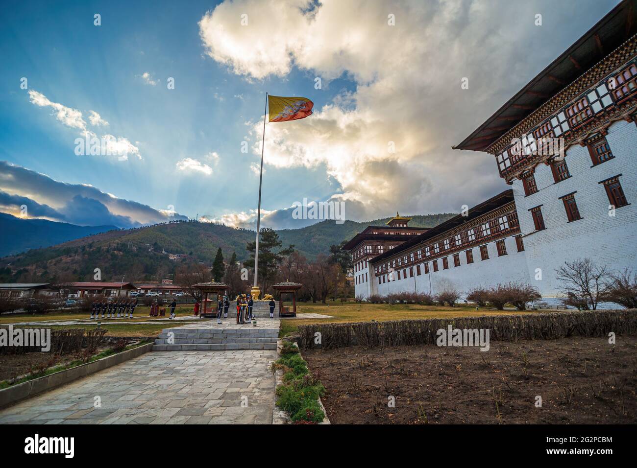 Thimphu, Bhutan, 10 gennaio 2017: Cerimonia di abbassamento della bandiera presso l'ufficio governativo di Tashichhoe Dzong Foto Stock