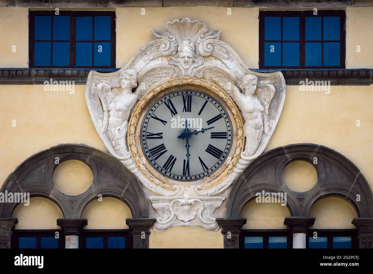 Particolare dell'antico orologio rinascimentale sulla facciata di palazzo pretorio, edificio storico in piazza San Michele, piazza principale della città di Lucca Foto Stock