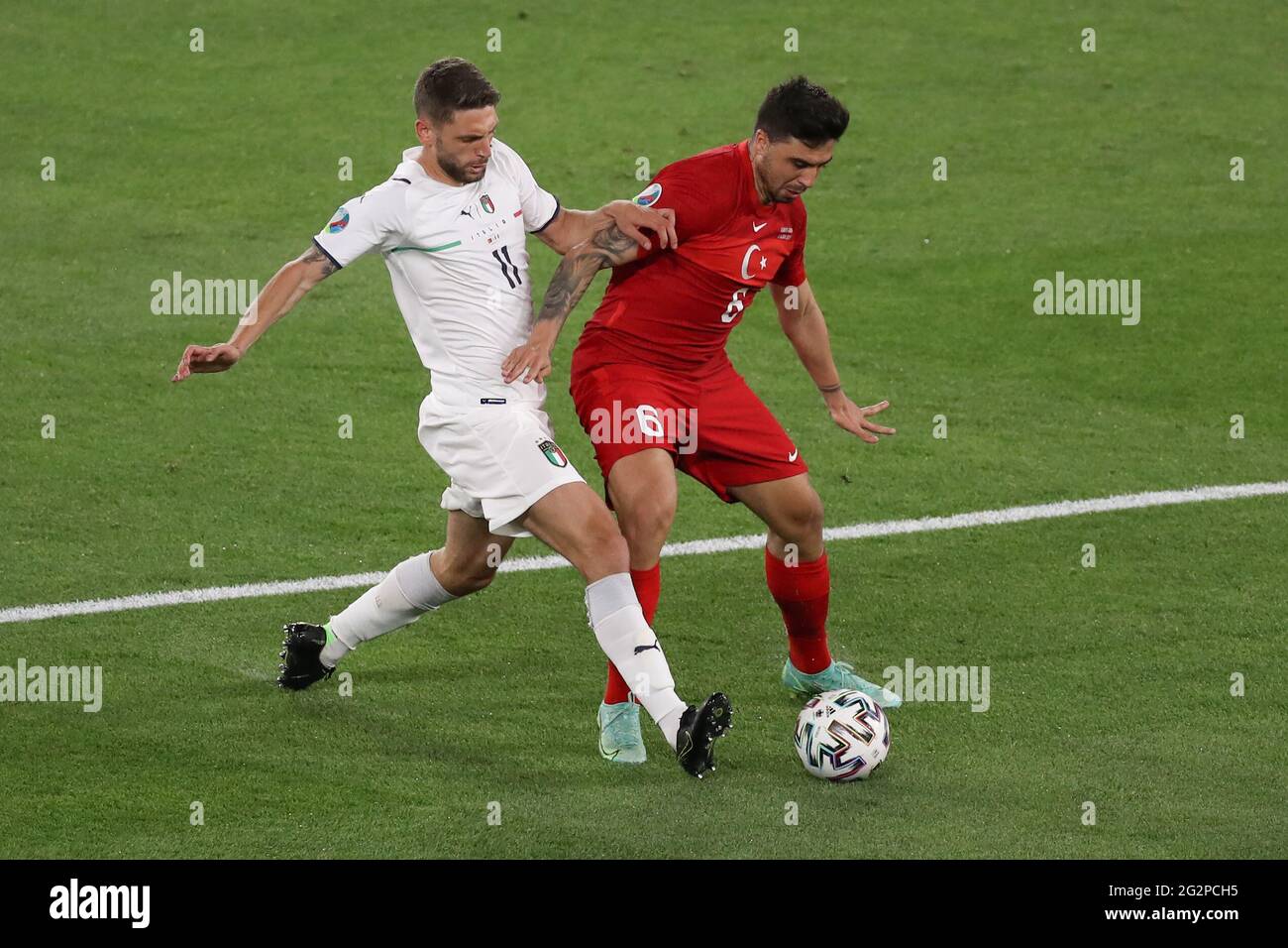 Roma, Italia, 11 giugno 2021. Domenico Berardi d'Italia sfida Ozan Tufan della Turchia durante la partita dei Campionati europei UEFA 2020 allo Stadio Olimpico di Roma. Il credito immagine dovrebbe essere: Jonathan Moscrop / Sportimage Credit: Sportimage/Alamy Live News Foto Stock