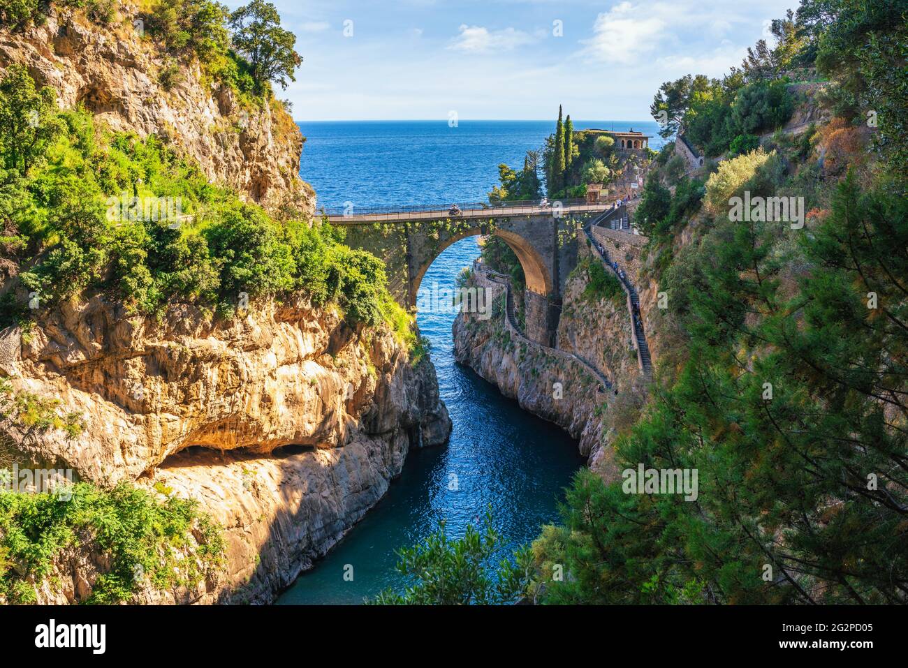 Furore fiordo e ponte, Costiera Amalfitana, Salerno, Italia Foto Stock