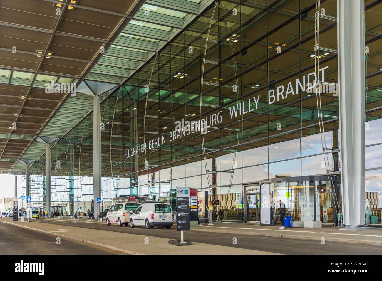 BERLINO, GERMANIA - 18 MAGGIO 2021: Esterno del Terminal 1 dell'aeroporto internazionale di Berlino-Brandeburgo BER, di recente apertura Foto Stock