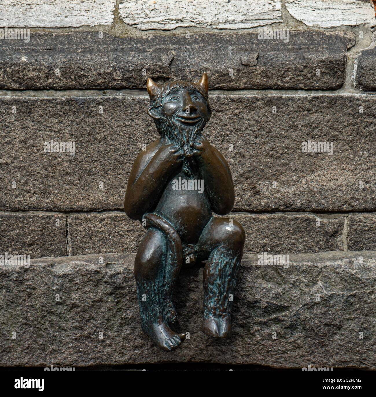 Piccola statua in bronzo a Lubecca - CITTÀ DI LUBECCA, GERMANIA - 10 MAGGIO 2021 Foto Stock