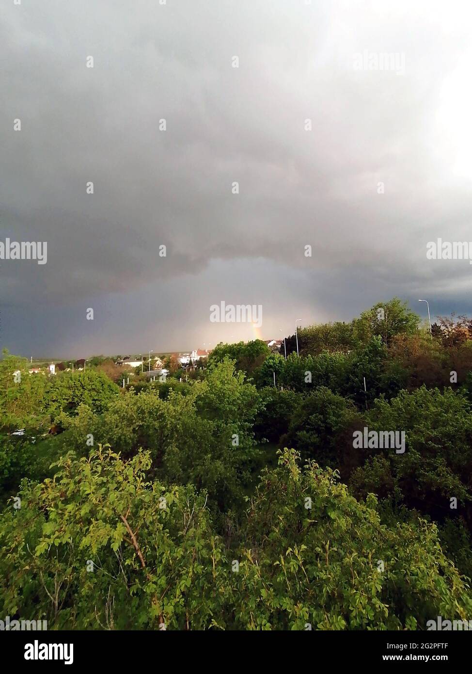 Vista sul cielo di Rainbow Storm. Paesaggio naturale, skyline. Foto Stock