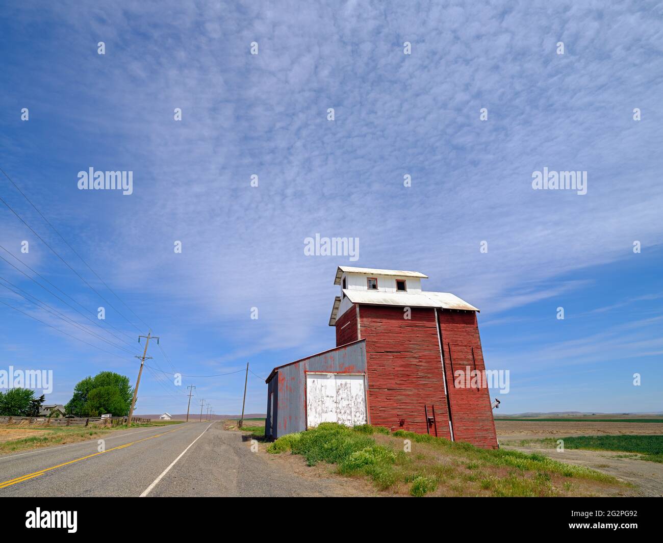 Un fienile sul lato di una strada rurale a sud di Pasco a Washington, USA Foto Stock
