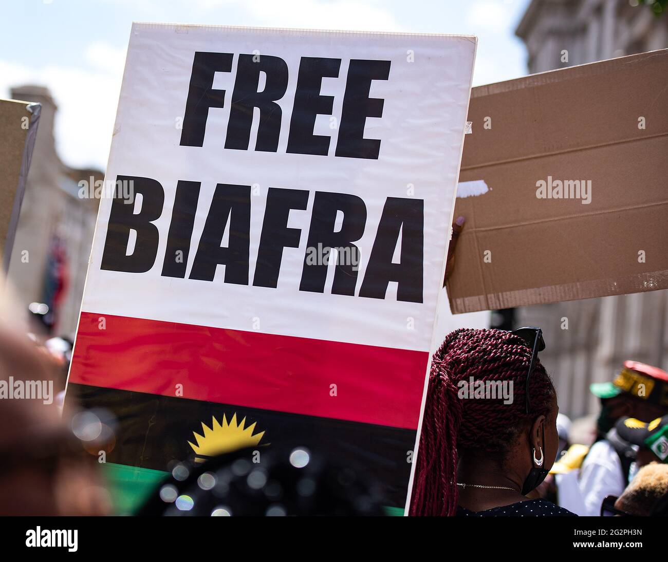 Londra, Regno Unito. 12 giugno 2021. Un attivista tiene un cartello durante la dimostrazione. L'azione è solidale con le proteste in Nigeria per la Giornata nazionale della democrazia e lo stesso giorno i manifestanti hanno chiesto le dimissioni del presidente Muhammadu Buhari e la revisione di un divieto di governo su Twitter. Credit: SOPA Images Limited/Alamy Live News Foto Stock