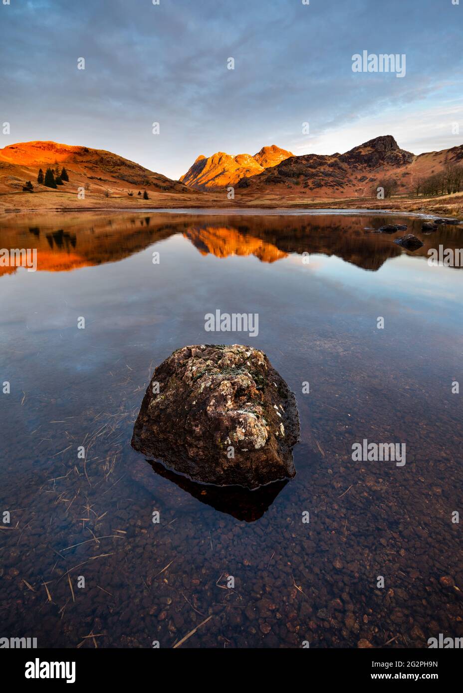 Riflessi perfetti al Blea Tarn in una mattina d'inverno. Lake District, Regno Unito. Foto Stock