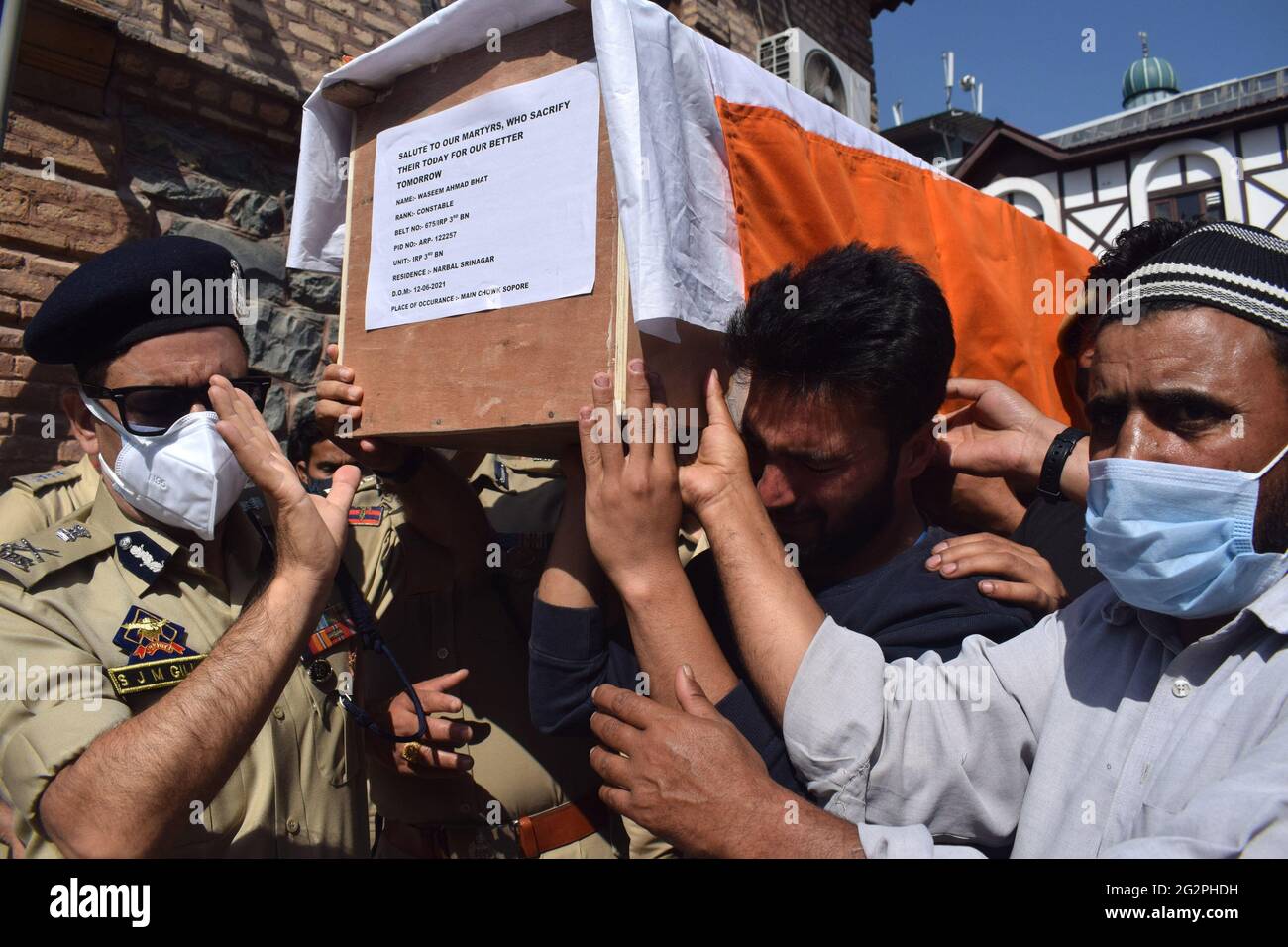 Sopore, Kashmir. 12 Giugno 2021. Cerimonia di deposizione di due poliziotti uccisi. Almeno due addetti alla sicurezza e due civili sono stati uccisi in un attacco militante nel Sopore del nord del Kashmir. Almeno altri tre, compreso un poliziotto, sono stati feriti nell'attacco. Hanno sparato ad un partito Unito della forza di polizia della riserva centrale (CRPF) e della polizia vicino a Chowk Sopore principale nel distretto di Baramulla di Jammu e Kashmir. Foto Stock