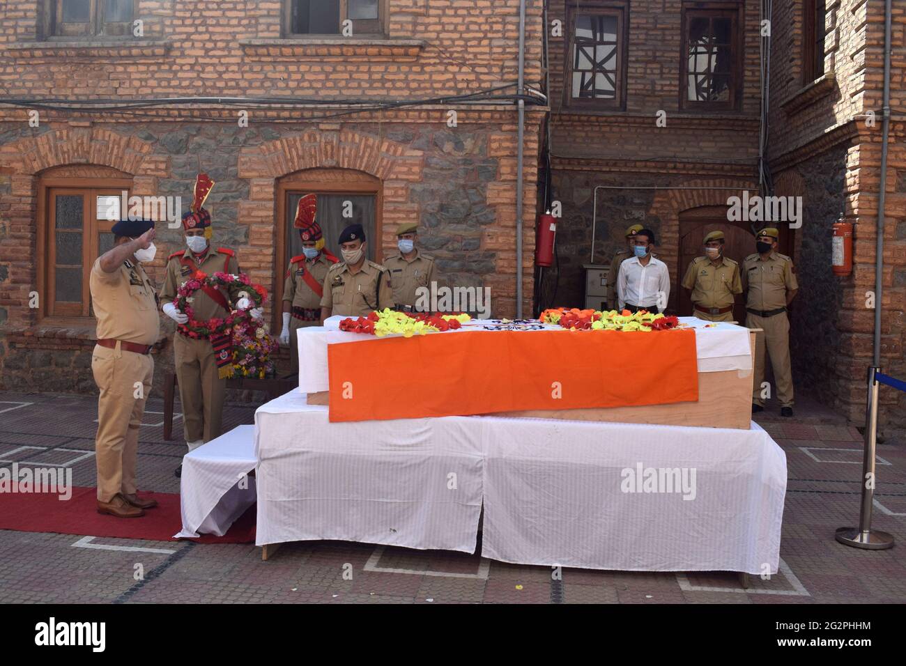 Sopore, Kashmir. 12 Giugno 2021. Cerimonia di deposizione di due poliziotti uccisi. Almeno due addetti alla sicurezza e due civili sono stati uccisi in un attacco militante nel Sopore del nord del Kashmir. Almeno altri tre, compreso un poliziotto, sono stati feriti nell'attacco. Hanno sparato ad un partito Unito della forza di polizia della riserva centrale (CRPF) e della polizia vicino a Chowk Sopore principale nel distretto di Baramulla di Jammu e Kashmir. Foto Stock