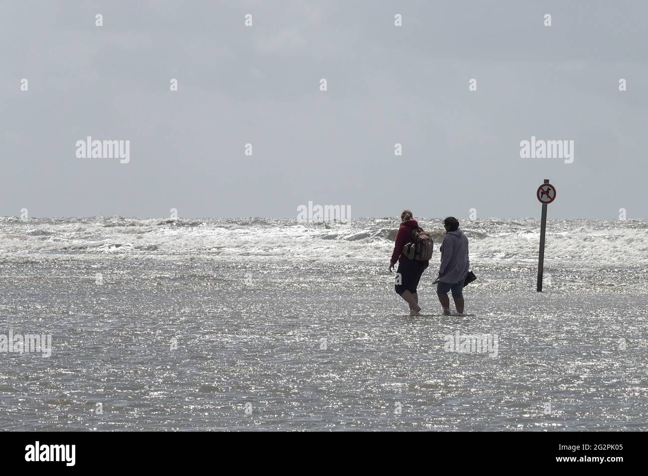 San Pietro Ording, Germania. 12 giugno 2021. La gente cammina lungo la spiaggia di San Pietro-Ording il sabato soleggiato. Credit: Bodo Marks/dpa/Alamy Live News Foto Stock