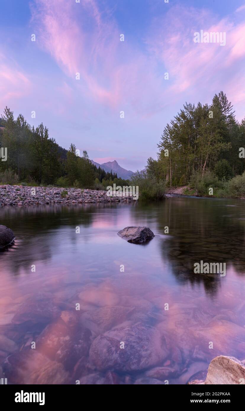 Middle Fork Flathead River nel Glacier National Park. Tramonto riflesso in acqua con il Monte San Nicola sullo sfondo Foto Stock