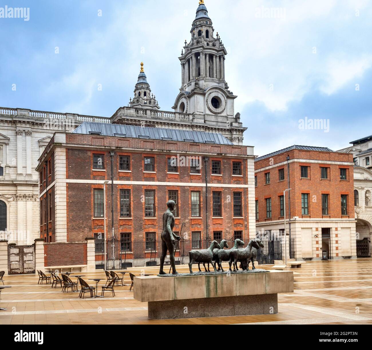 LONDRA INGHILTERRA PATERNOSTER O PASTORE E SCULTURA DI PECORA DI ELISABETH FRINK IN PATERNOSTER SQUARE ST.PAULS Foto Stock