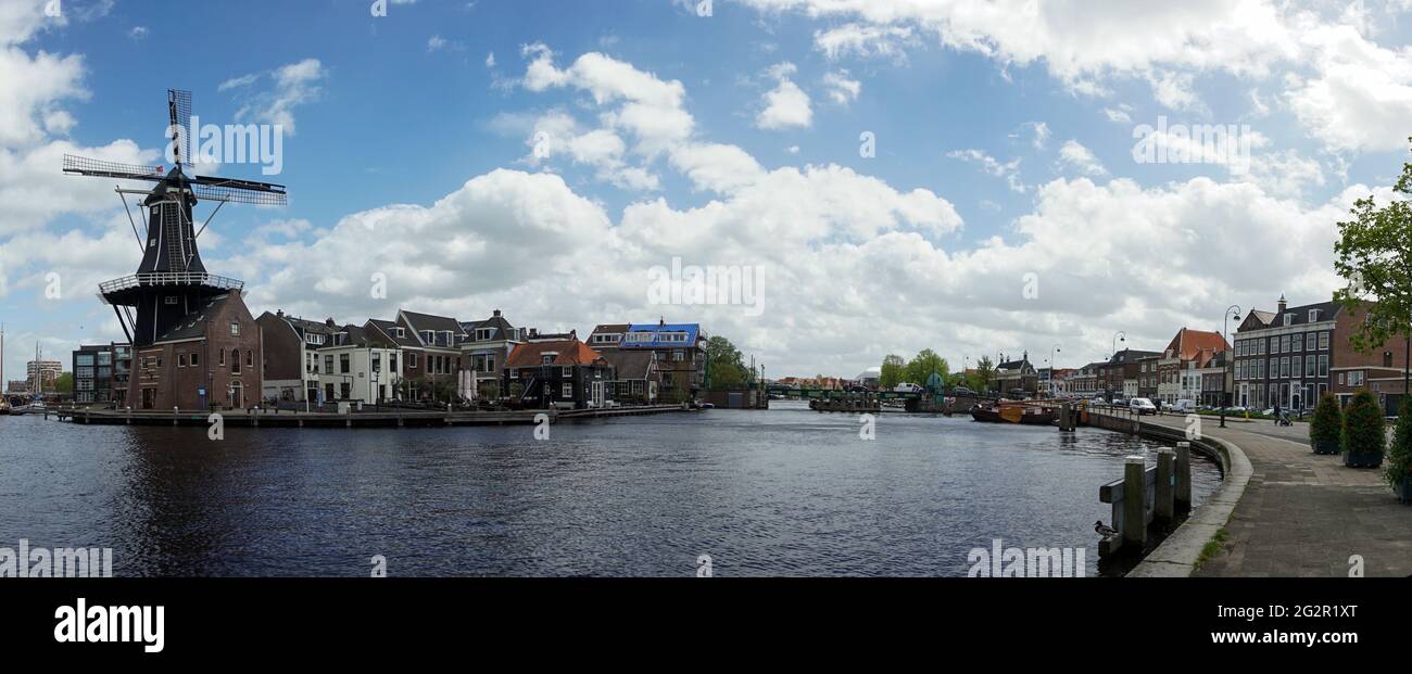 Haarlem, Paesi Bassi - 21 Maggio 2021: Vista panoramica del mulino a vento Dee Adrian e del fiume Binnen Spaarne a Haarlem Foto Stock