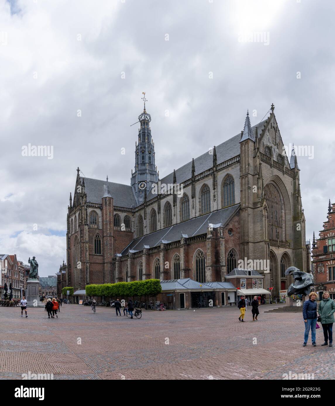 Haarlem, Paesi Bassi - 21 Maggio 2021: Vista della trafficata Grote Markt Square nel centro storico della città di Haarlem Foto Stock
