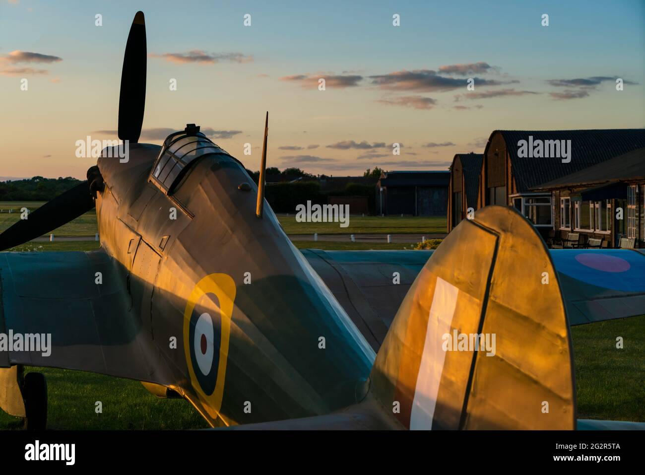 Hawker Hurricane seconda guerra mondiale Battaglia di aereo da combattimento britannico, parcheggiato dalla pista d'erba su un campo d'aviazione in Inghilterra Foto Stock