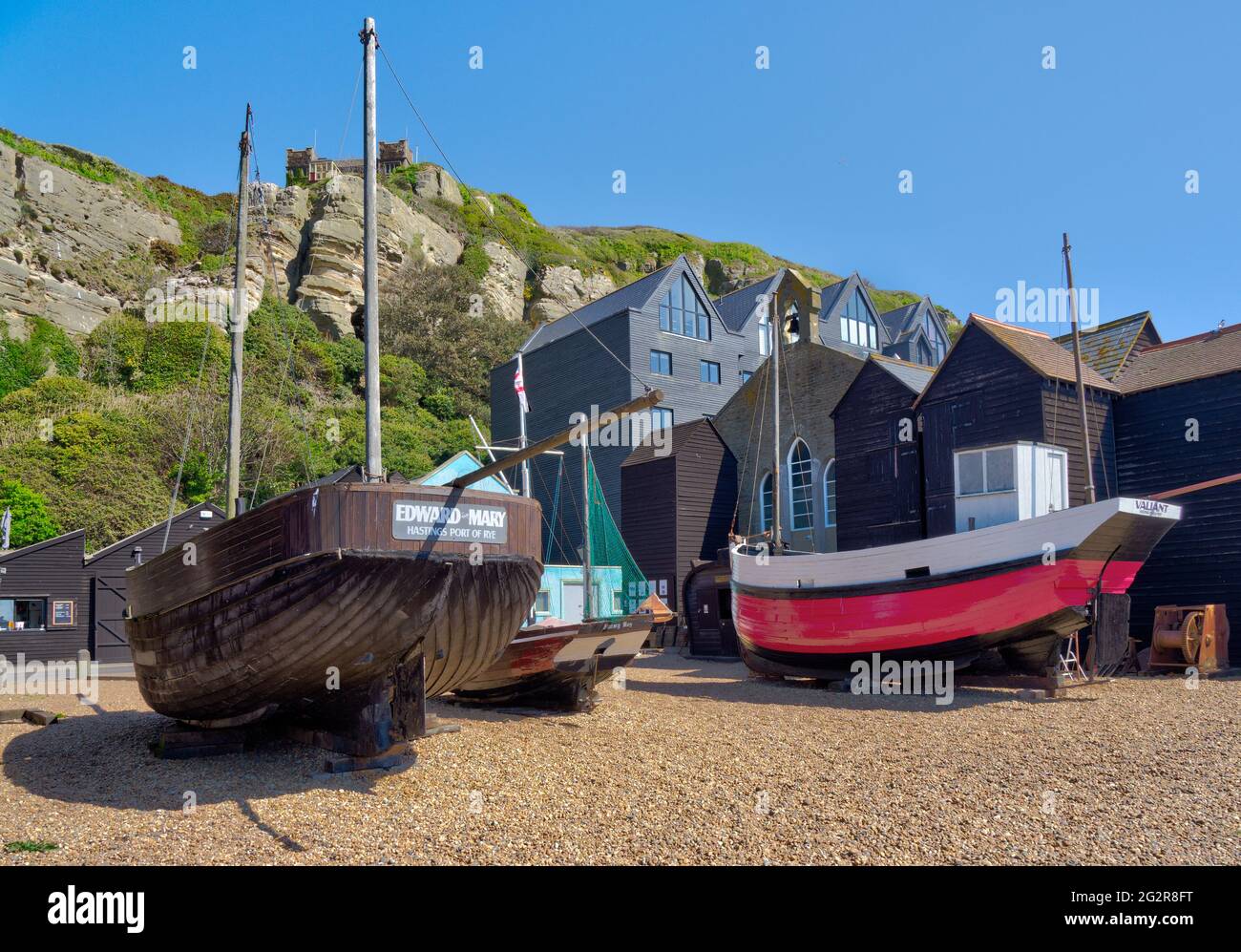 Varietà di barche storiche in mostra al di fuori del museo della pesca Hastings, Hastings, East Sussex Foto Stock