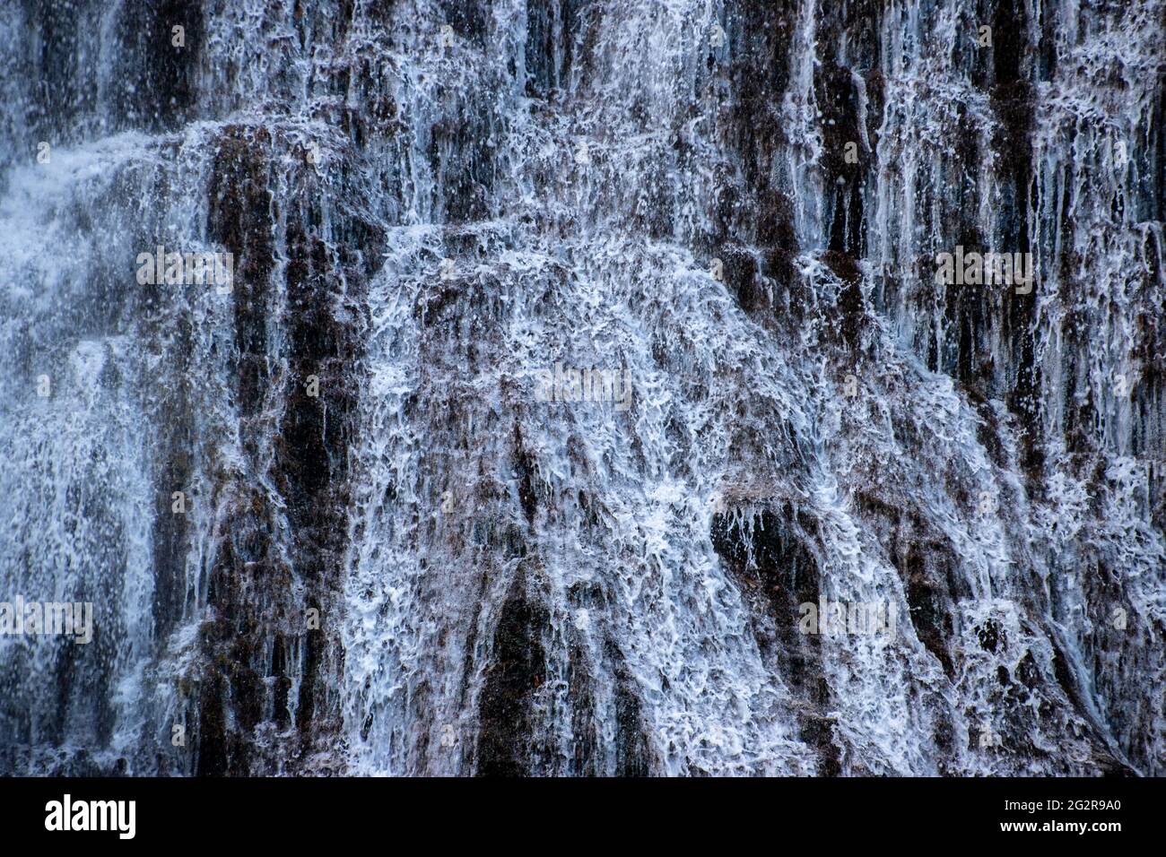 Un flusso d'acqua a cascata dalle Cascate di Mingo nelle Blue Ridge Mountains, Carolina del Nord Foto Stock