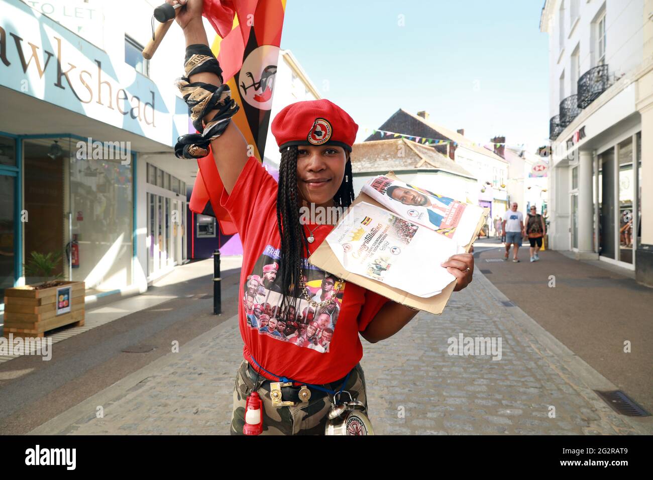 Falmouth, Cornovaglia, Regno Unito. 12 giugno 2021. Centinaia di manifestanti del Tigrayan hanno marciato attraverso Falmouth per chiedere aiuto ai leader del G7 per attirare l'attenzione sulla carestia che incombe a Tigray, Etiopia. Credit: Natasha Quarmby/Alamy Live News Foto Stock