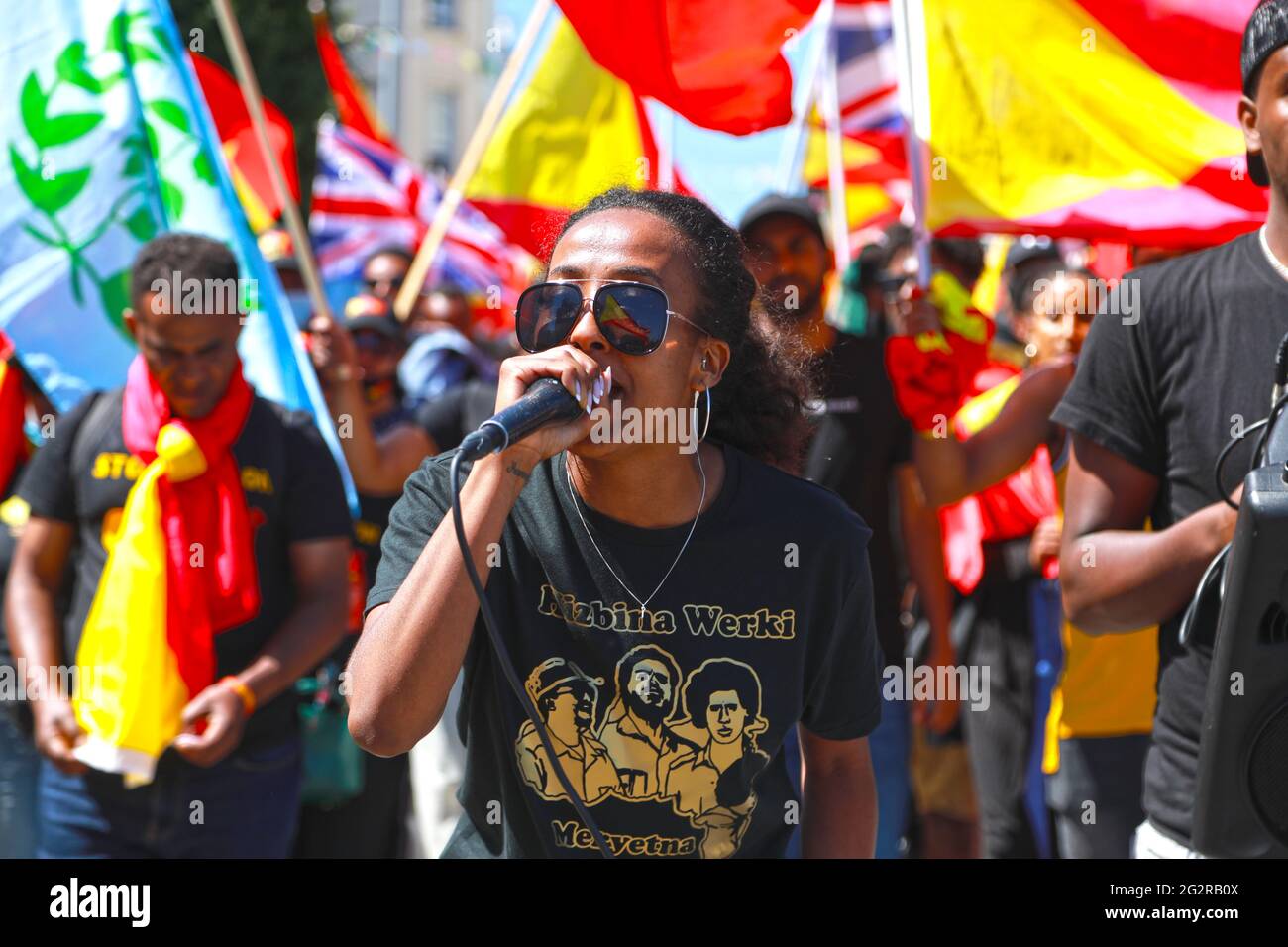 Falmouth, Cornovaglia, Regno Unito. 12 giugno 2021. Centinaia di manifestanti del Tigrayan hanno marciato attraverso Falmouth per chiedere aiuto ai leader del G7 per attirare l'attenzione sulla carestia che incombe a Tigray, Etiopia. Credit: Natasha Quarmby/Alamy Live News Foto Stock