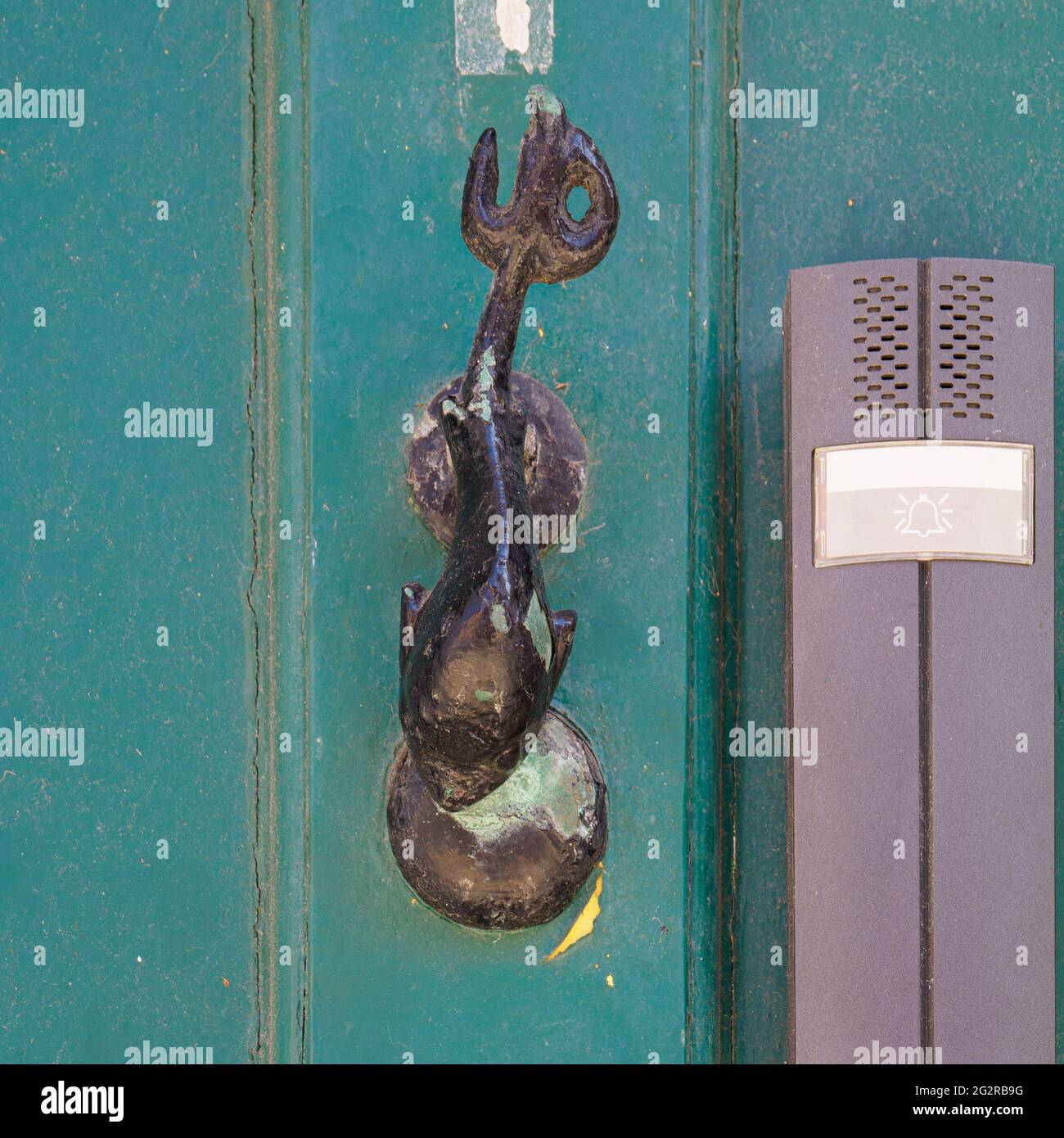 Bussare alla porta d'ingresso nella città vecchia di Hastings, Sussex. REGNO UNITO Foto Stock