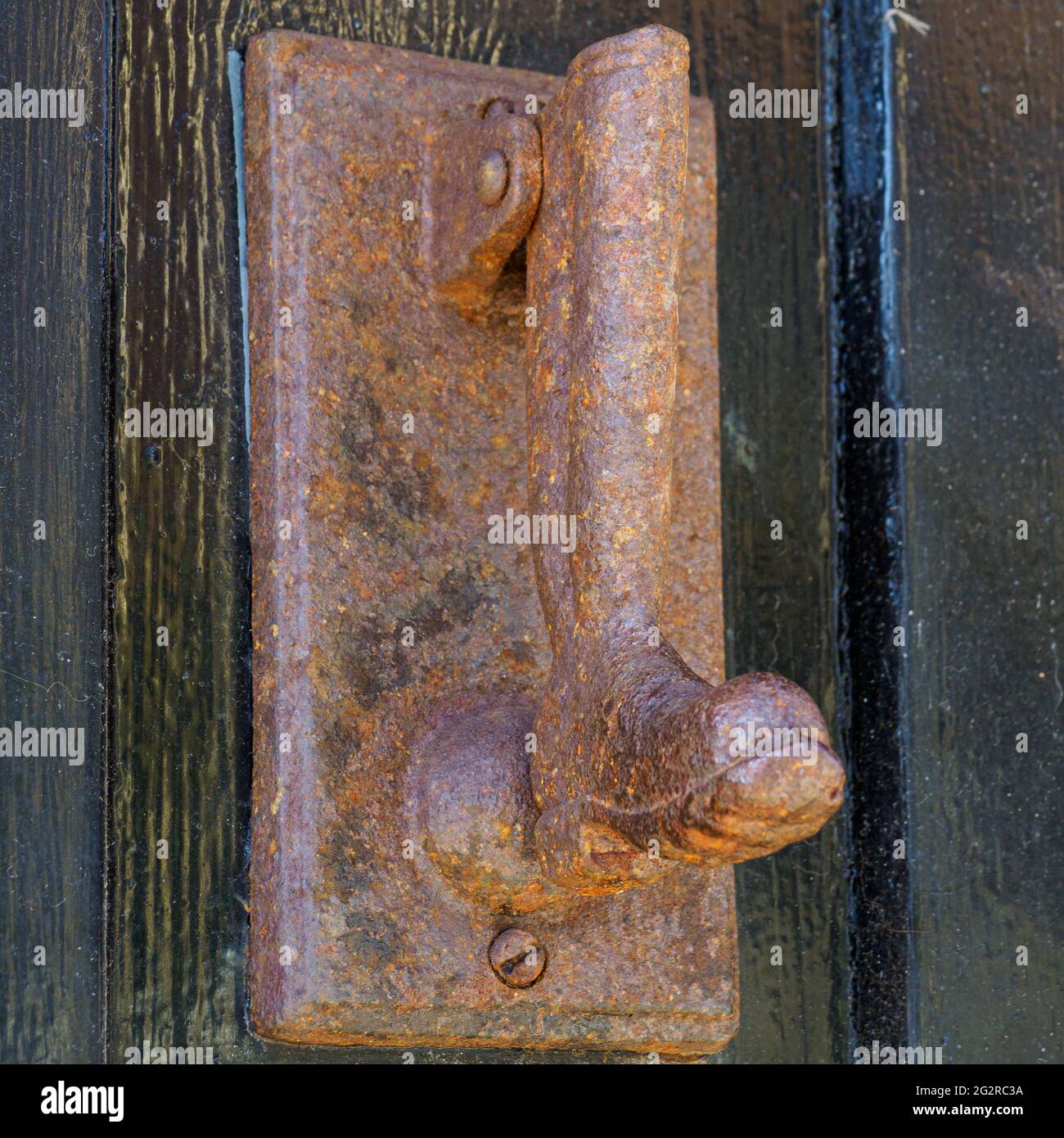 Bussare alla porta d'ingresso nella città vecchia di Hastings, Sussex. REGNO UNITO Foto Stock