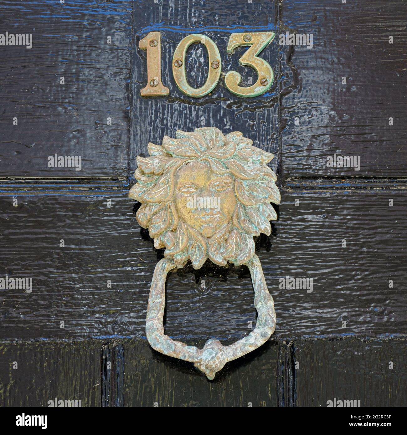 Bussare alla porta d'ingresso nella città vecchia di Hastings, Sussex. REGNO UNITO Foto Stock