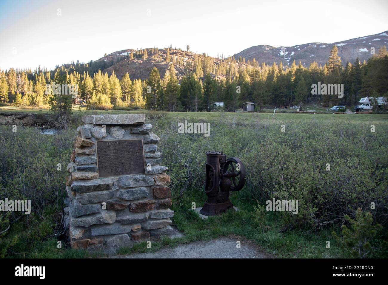 Il Passo Tioga si trova fuori dalla porta est del Parco Nazionale di Yosemite e l'autostrada statale si trova alla più alta altitudine della California. Foto Stock