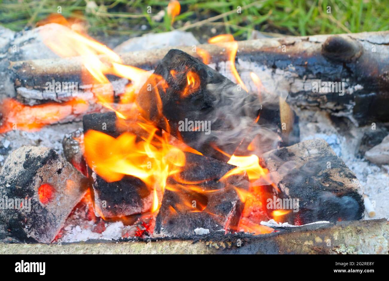 Falò è in fiamme, calici calde per barbecue Foto Stock