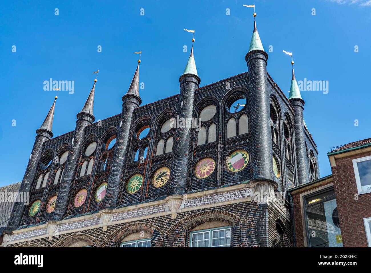 Bellissimi edifici storici nel centro di Lubecca - Municipio - CITTÀ DI LUBECCA, GERMANIA - 10 MAGGIO 2021 Foto Stock