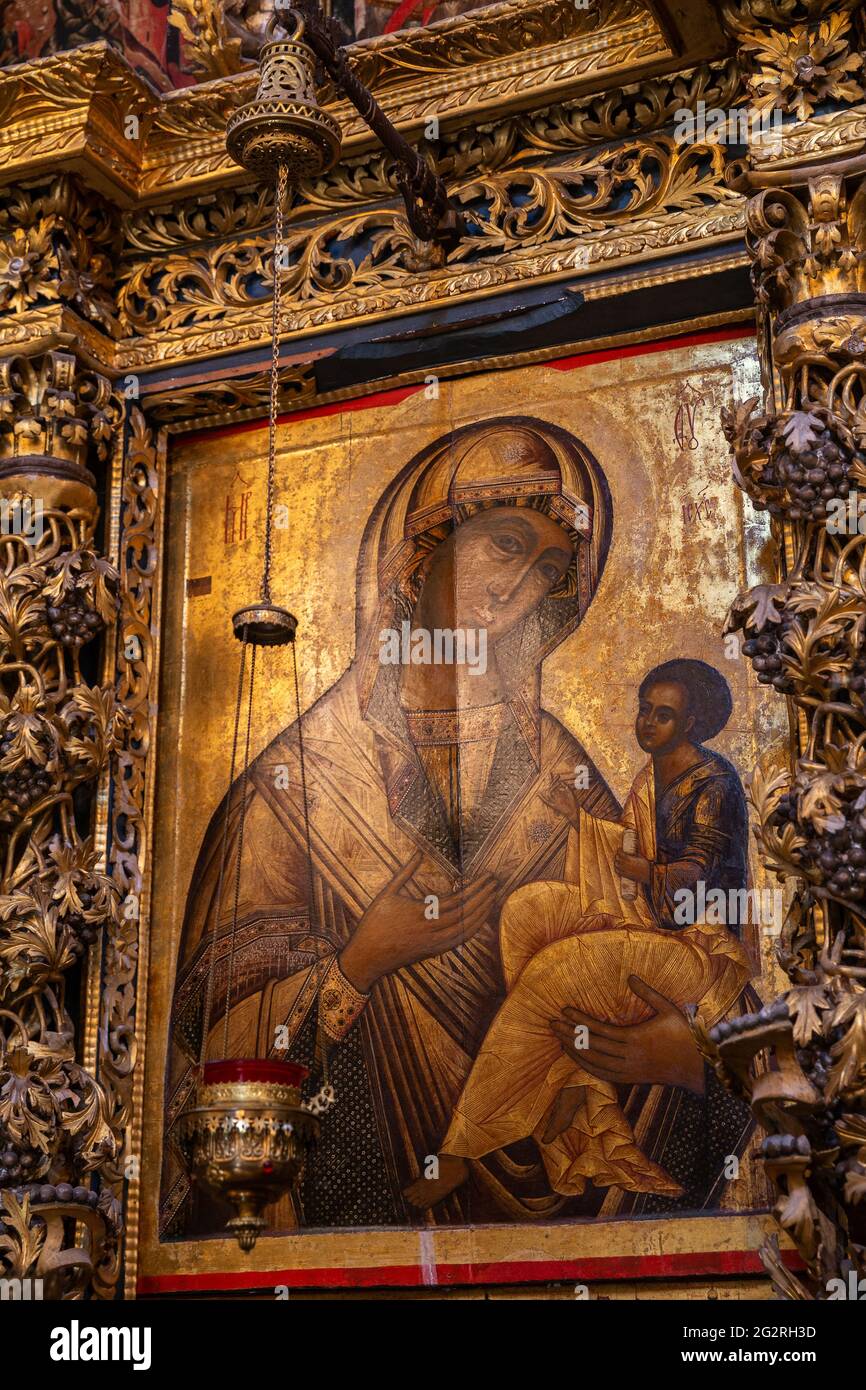 Yaroslavl, Russia - 13 maggio 2019: Antica icona della Tikhvin Madre di Dio nell'iconostasi della Chiesa di Elia il Profeta Foto Stock