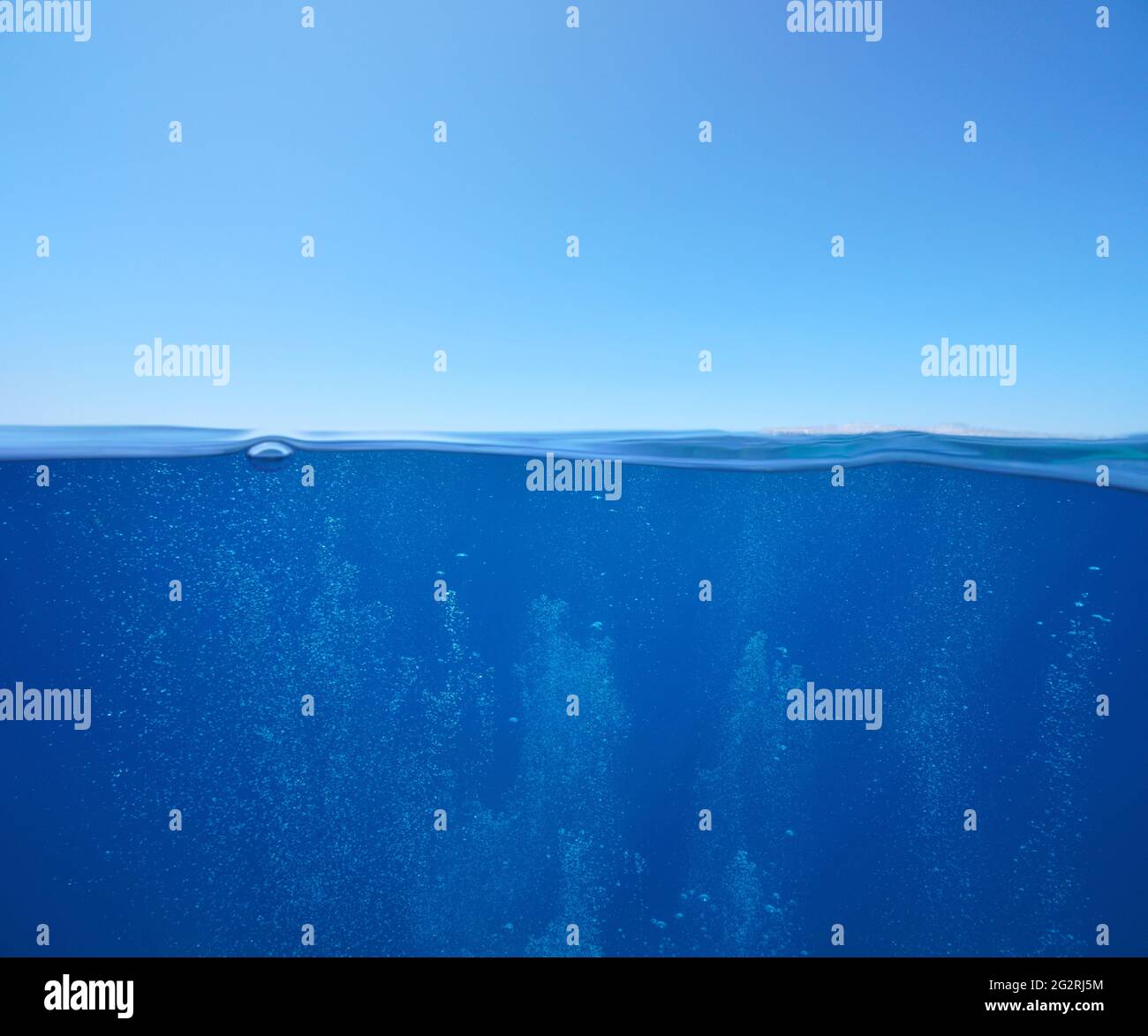 Cielo blu con bolle d'aria mare sottomarino, vista su e sotto la superficie dell'acqua, Mar Mediterraneo Foto Stock