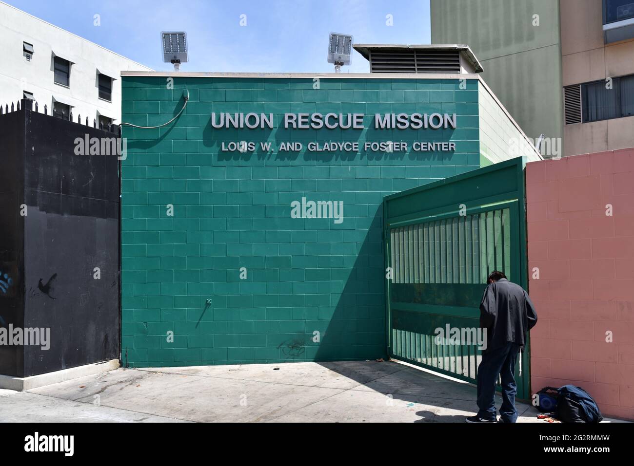 Los Angeles, CA USA - 5 aprile 2021: Un anziano afroamericano senzatetto si avvicina alla missione di soccorso dell'Unione a Skid Row Foto Stock