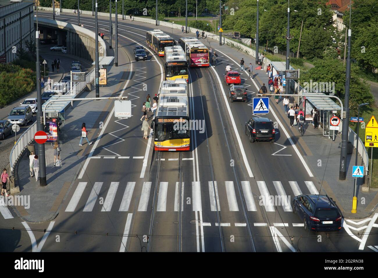 Varsavia, Polonia - 11 giugno 2021: Trasporto pubblico di Varsavia nel centro della città alla fermata della Città Vecchia. Gli autobus, i passangers sono waityng, geting on e out. Foto Stock