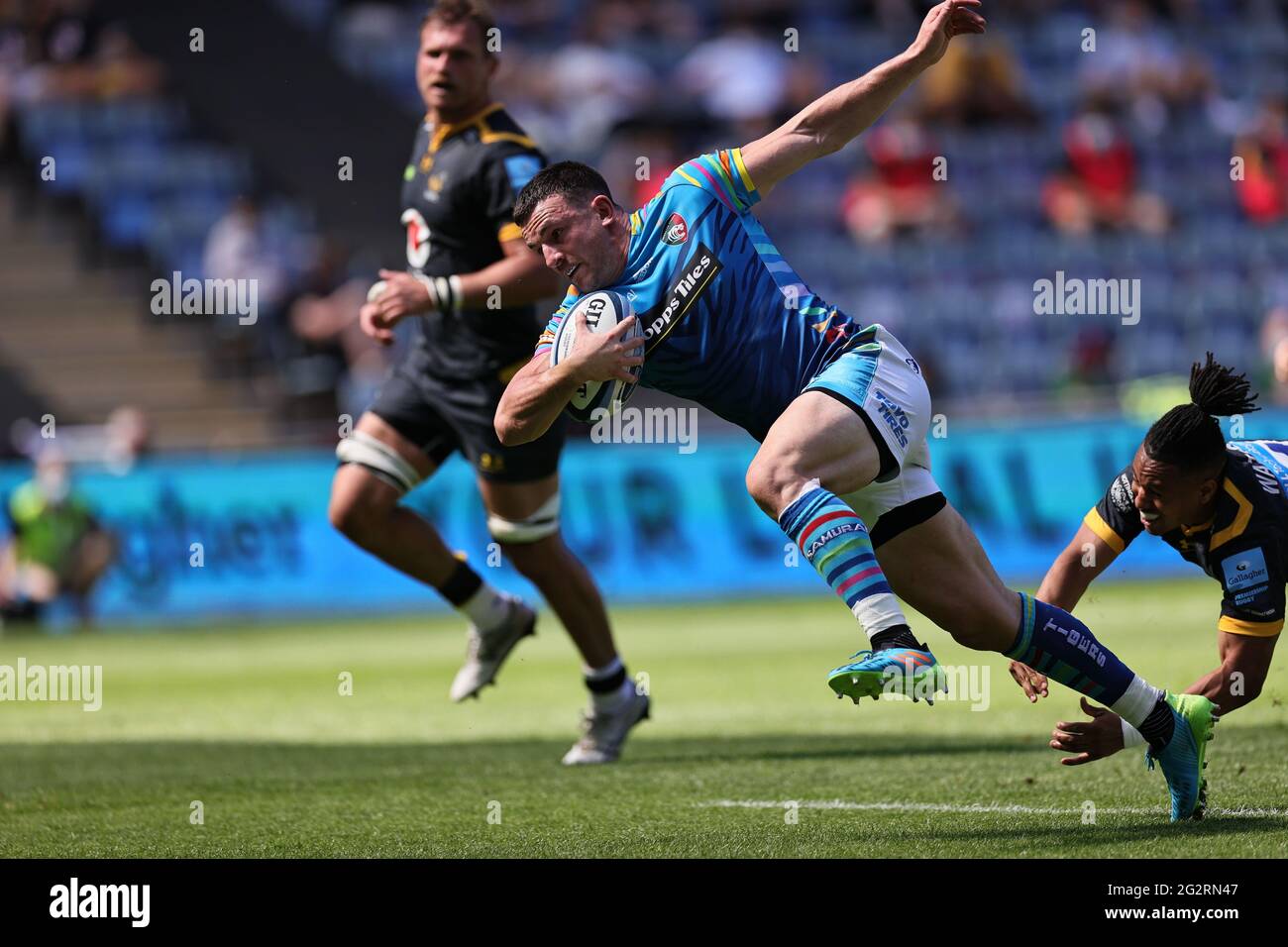 COVENTRY, REGNO UNITO. 12 GIUGNO. Matt Scott of Tigers corre con la palla e segna una prova durante la partita della Gallagher Premiership tra London Wasps e Leicester Tigers alla Ricoh Arena, Coventry, sabato 12 giugno 2021. (Credit: James HolyOak | MI News) Credit: MI News & Sport /Alamy Live News Foto Stock