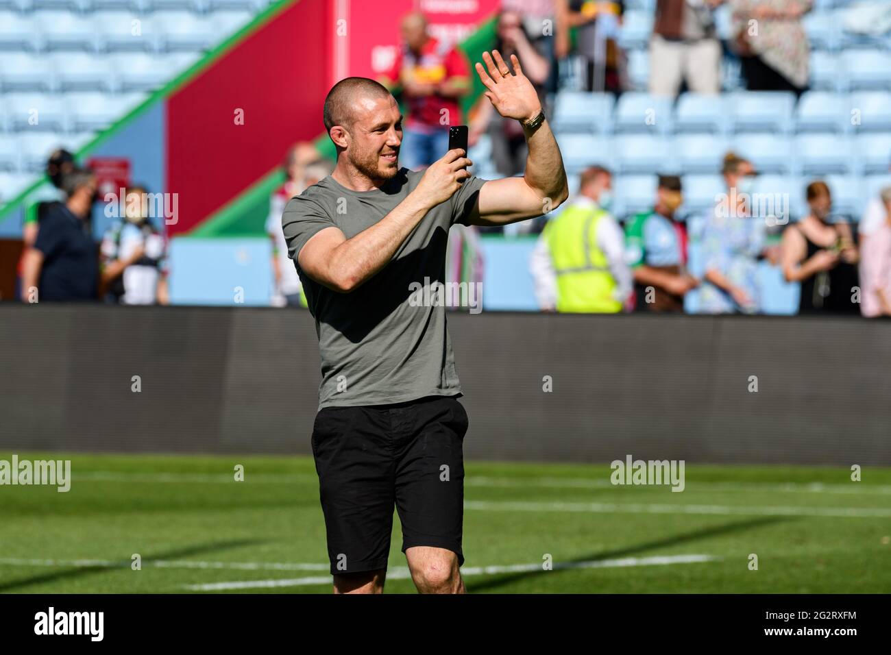 LONDRA, REGNO UNITO. 12 giugno 2021. Mike Brown saluta i tifosi per la sua partita finale durante il GALagher Premiership Rugby Match tra Harlequins e Newcastle Falcons al Twickenham Stoop Stadium sabato 12 giugno 2021. LONDRA, INGHILTERRA. Credit: Taka G Wu/Alamy Live News Foto Stock