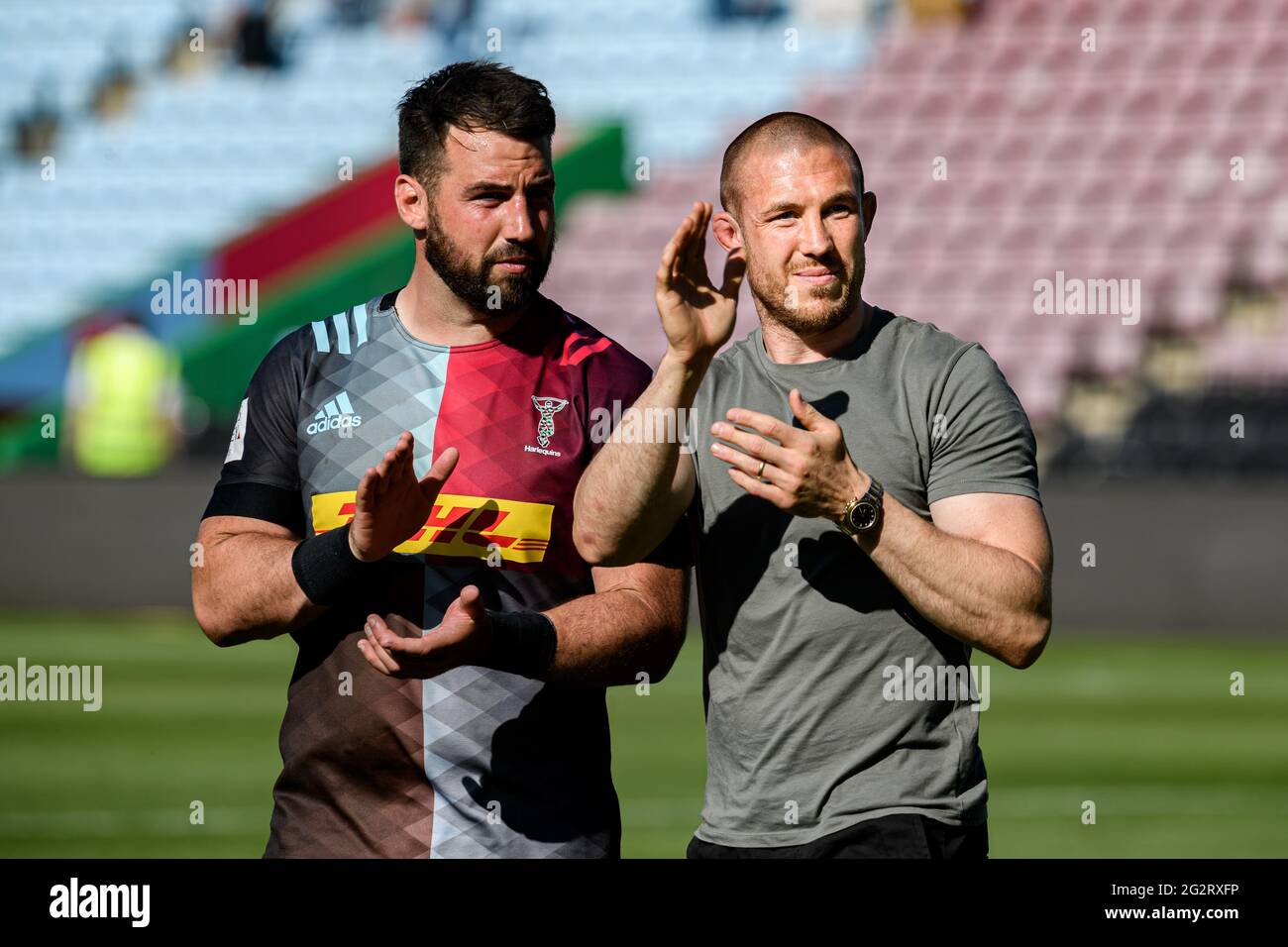 LONDRA, REGNO UNITO. 12 giugno 2021. Mike Brown saluta i tifosi per la sua partita finale durante il GALagher Premiership Rugby Match tra Harlequins e Newcastle Falcons al Twickenham Stoop Stadium sabato 12 giugno 2021. LONDRA, INGHILTERRA. Credit: Taka G Wu/Alamy Live News Foto Stock