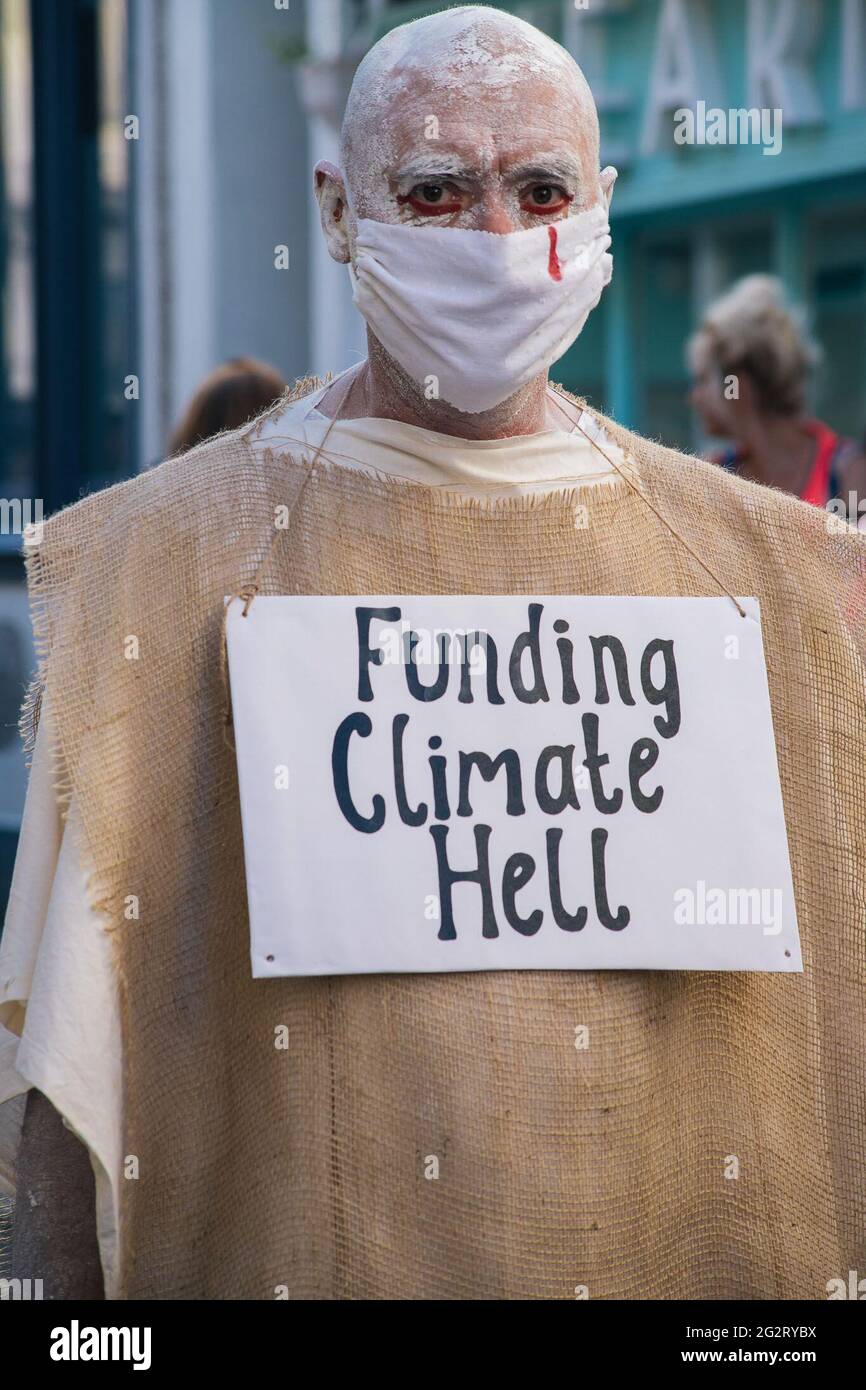 Falmouth, Cornovaglia, Regno Unito 12 giugno 2021 i manifestanti della ribellione estinzione si vestono come 'i penitenti' G7 summit. I penitenti si basano sull'idea medievale di espiazione per le trasgressioni contro la comunità, portano i crimini del mondo contemporaneo in tutto il loro. Foto Stock
