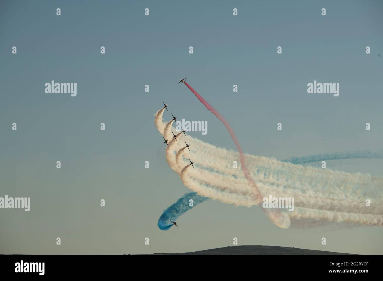 Baia di Carbis Cornwall G7, sentieri di fumo, le frecce rosse, squadra aeronautica reale, aerei, aerei, rosso, blu, Royal Air Force Aerobatic Team, Credit: kathleen White/Alamy Live News Foto Stock