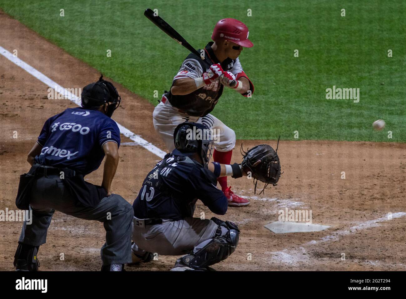 Città del Messico, Messico. 11 Giugno 2021. CITTÀ DEL MESSICO, MESSICO - GIUGNO 11: Jesus Fabela (36) of. The Diablos Rojos colpisce la palla contro Quintana Roo Tigres durante la partita della Lega di baseball messicana tra i Diablos Rojos e le Quintana Roo Tigres allo stadio Alfredo Harp Helu il 11 giugno 2021 a Città del Messico, Messico. (Foto di Eyepix/Sipa USA) Credit: Sipa USA/Alamy Live News Foto Stock