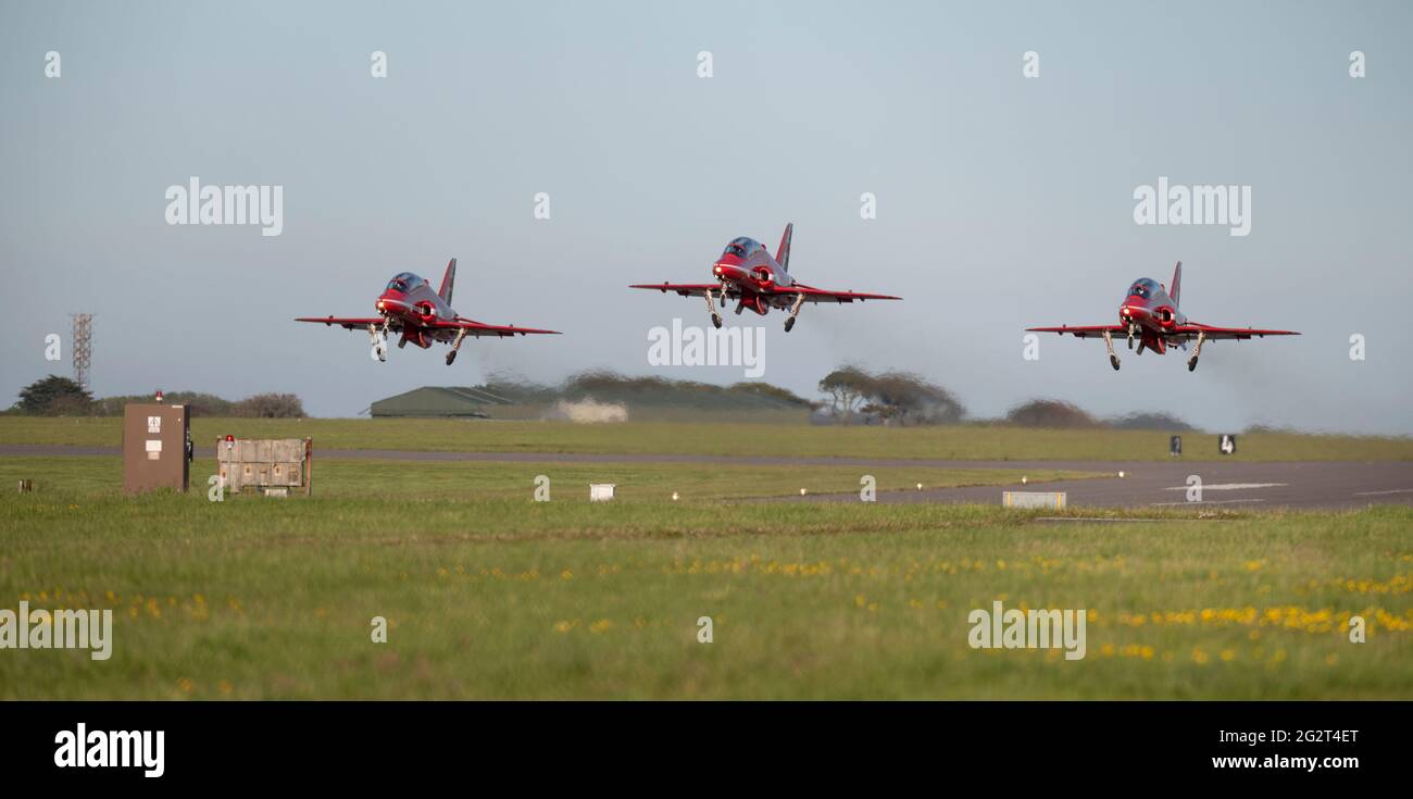 RNAS Cullrose, Helston, Cornwall, Regno Unito. 12 giugno 2021. Il team RAF Red Arrows Display di RNAS Cullrose per il G7 Summit Display Credit: Bob Sharples/Alamy Live News Foto Stock