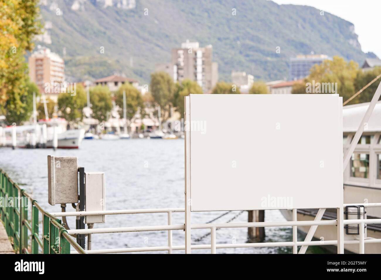 Blank cartellone mockup per la pubblicità, lago embankment sfondo. Striscione in alto vicino al lago Foto Stock