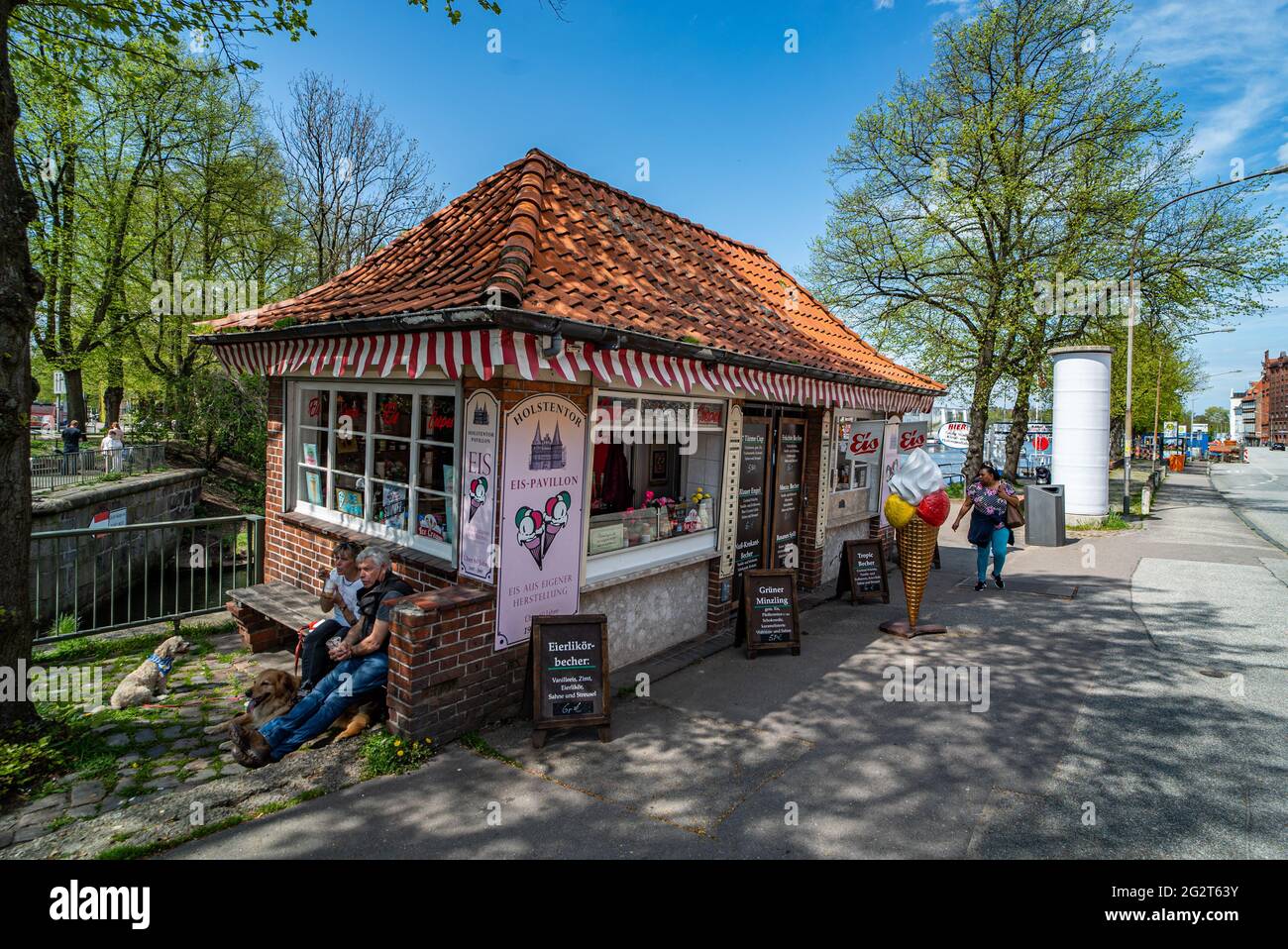 Gelateria sulla strada - CITTÀ DI LUBECK, GERMANIA - 10 MAGGIO 2021 Foto Stock