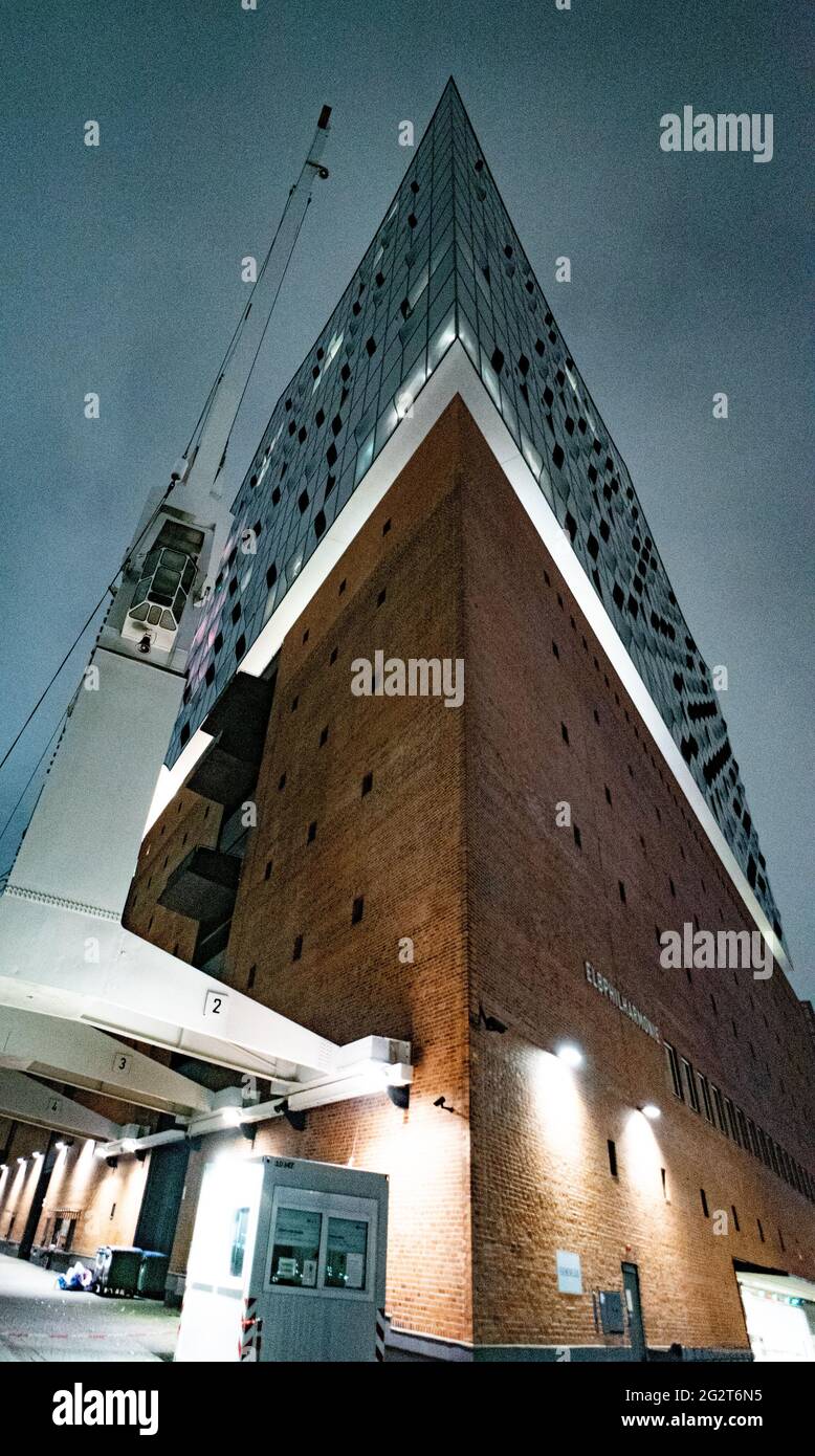 Famosa sala concerti Elbphilharmonie al porto di Amburgo - CITTÀ DI AMBURGO, GERMANIA - 10 MAGGIO 2021 Foto Stock