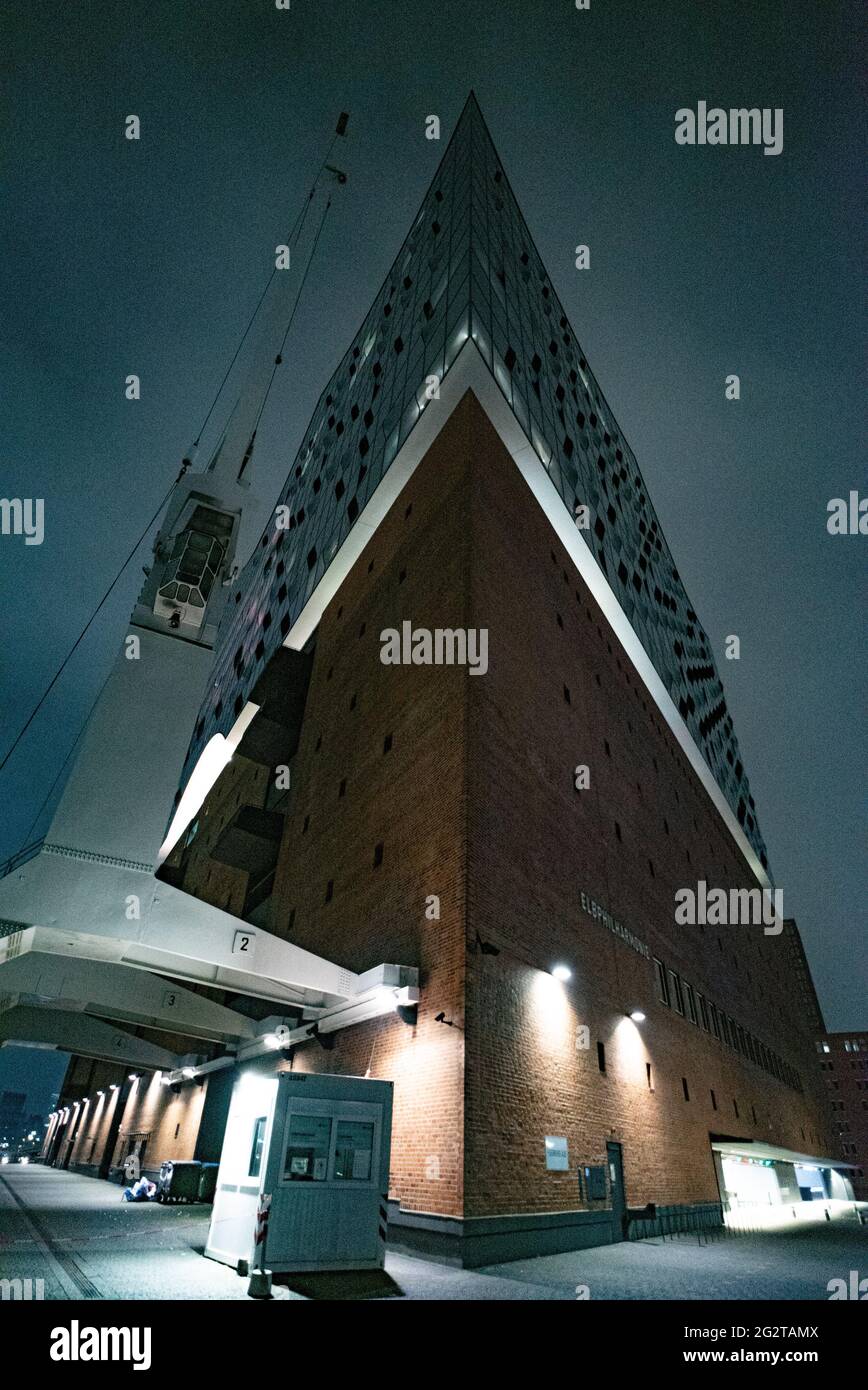 Famosa sala concerti Elbphilharmonie al porto di Amburgo - CITTÀ DI AMBURGO, GERMANIA - 10 MAGGIO 2021 Foto Stock