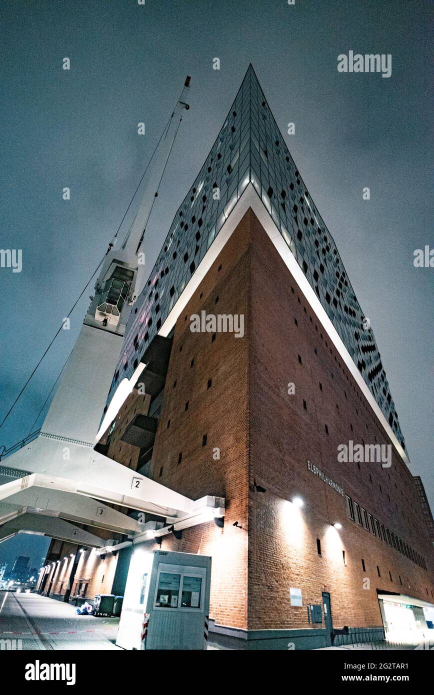 Famosa sala concerti Elbphilharmonie al porto di Amburgo - CITTÀ DI AMBURGO, GERMANIA - 10 MAGGIO 2021 Foto Stock