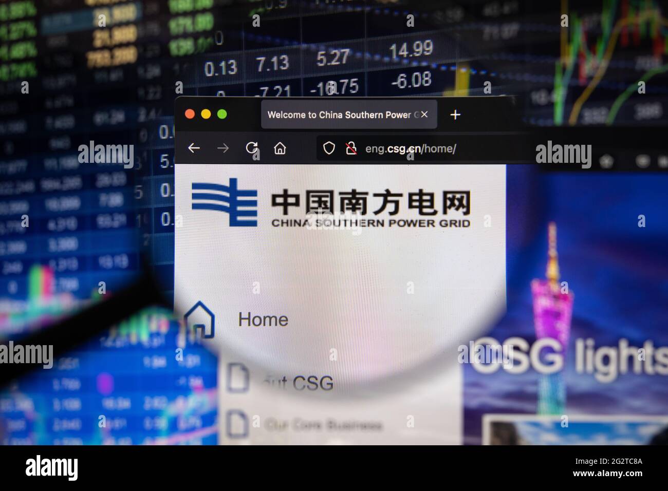 Cina Southern Power Grid logo aziendale su un sito web con sviluppi del mercato azionario sfocato in background, visto su uno schermo del computer Foto Stock