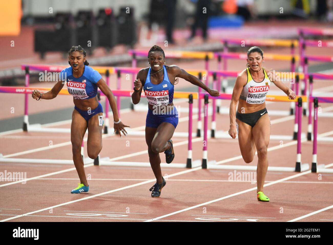 Dawn Harper-Nelson (USA, Argento), Pamela Dutkiewicz (GER, Bronzo). 100 metri fa male alle donne. Finale. IAAF Athletics World Championships, Londra 2017 Foto Stock