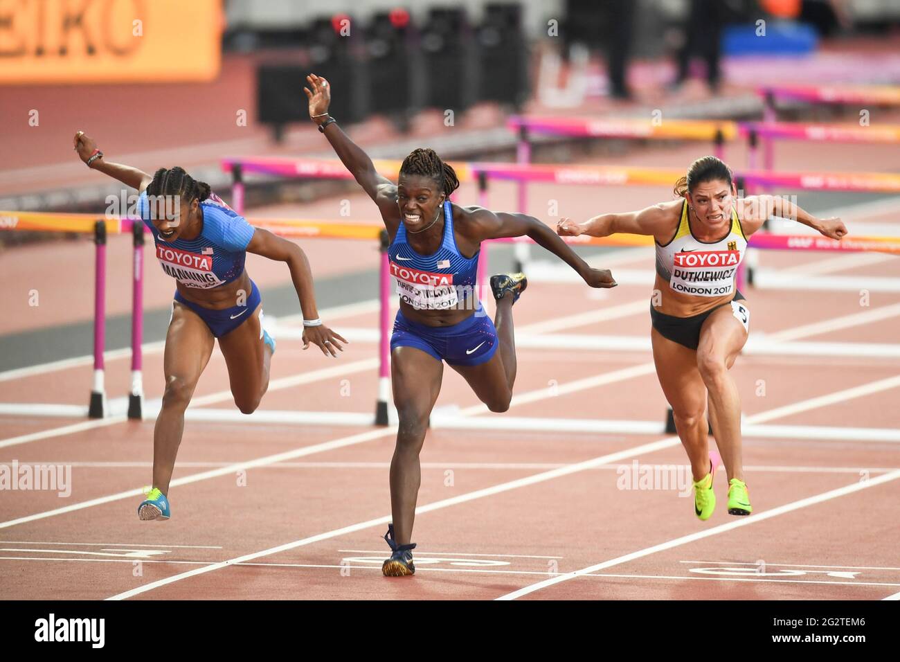 Dawn Harper-Nelson (USA, Argento), Pamela Dutkiewicz (GER, Bronzo). 100 metri fa male alle donne. Finale. IAAF Athletics World Championships, Londra 2017 Foto Stock