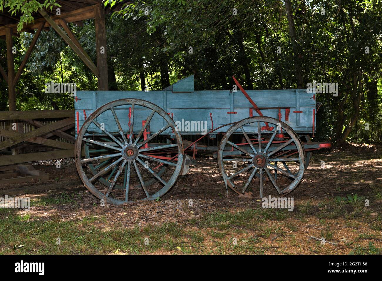 Un vecchio carro agricolo all'ombra. Foto Stock